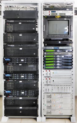 Стойки с вещательным оборудованием серверами Azimuth для СТС-Волга