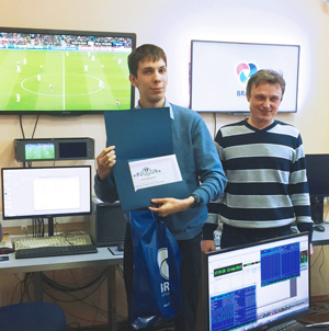 Тренинг для ВГТРК от BRAM Technologies вручение диплома, два мужчины и несколько мониторов